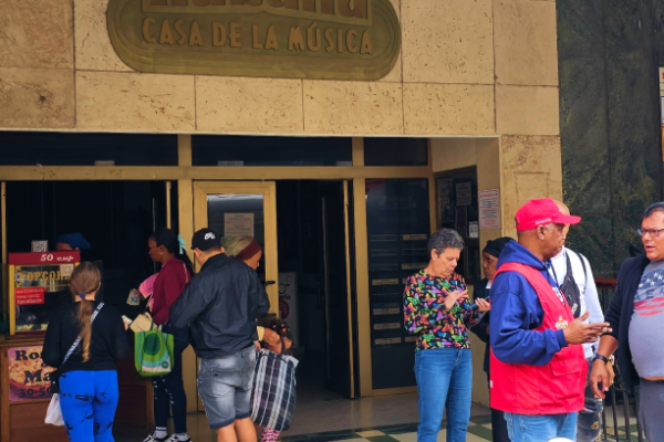 Casa de la Música Distance: 450 m