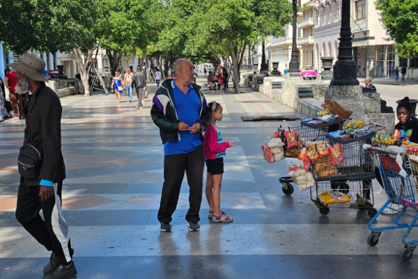 Paseo del Prado Distance: 800 m