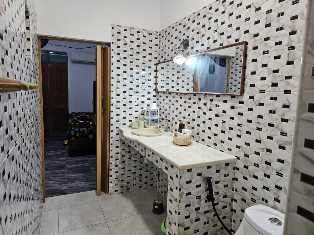 2-bed room bathroom